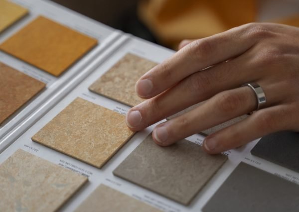 gros plan sur la palette de couleurs utilisee par l architecte d interieur